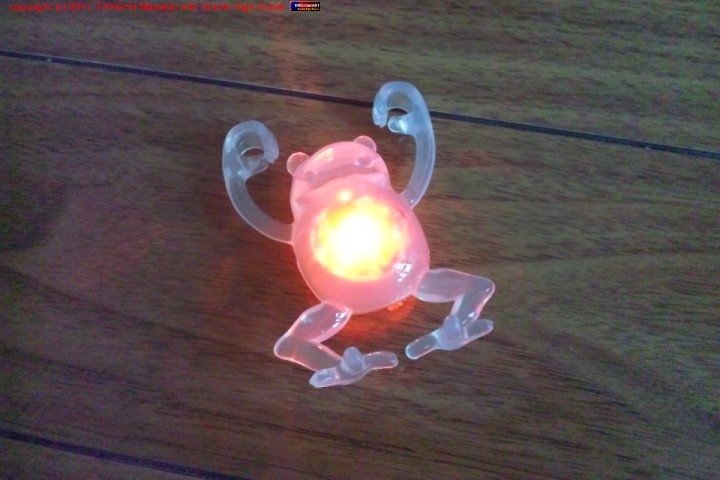 ���ɥ�θ���˥֥餵���äơ��ݤ�����ֿ����ǥ����롣