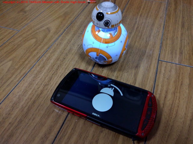 BB-8��Ƭ�ϼ��ФǤ��äĤ��Ƥ��롣ƹ�Τ������� LED �ǥ֥롼���饪��󥸤�ȯ������ư®�٤ϰճ���®�������襤����ǭ��ͷ�Ӥ�����
