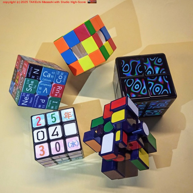 3x3x3+�� �ʥ��塼�֤�󤷤Ƥ��롣+�� ����ʬ�����Ū�˲󤷤Ƥ������˺��롣